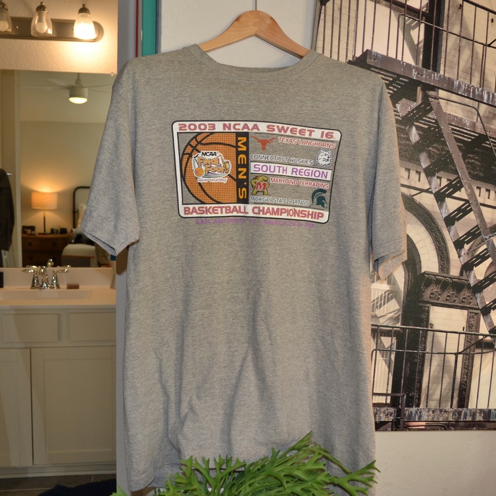 Vintage y2k ncaa basketball college tee